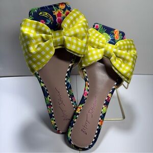 Betsey Johnson Daisyy Gingham Print Bow floral flat sandals 6.5 NWOT